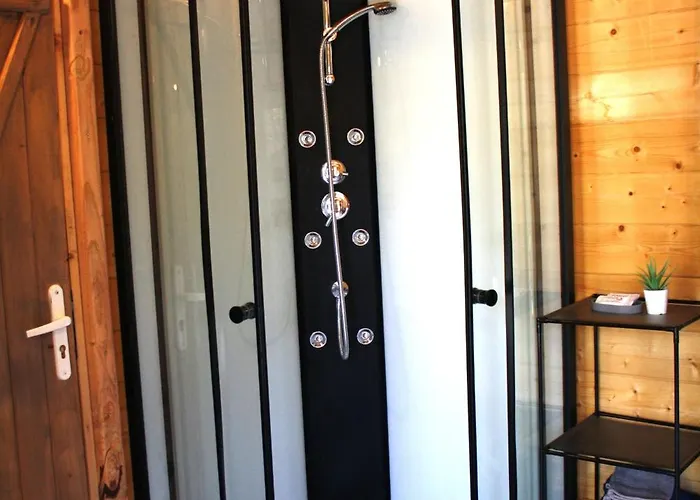 1 En Bois Avec Acces Piscine * Nîmes